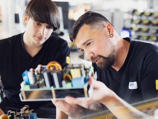 Karriere: Lehrberuf Elektroniker in Vorarlberg | BAUR GmbH Karriere: Lehrberuf Elektroniker in Vorarlberg | BAUR GmbH